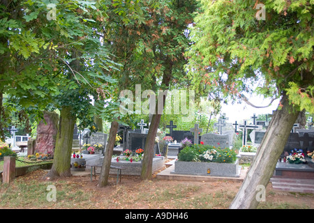 À côté du cimetière de St Giles a 1000 ans église polonaise. Pologne Inowlodz Banque D'Images