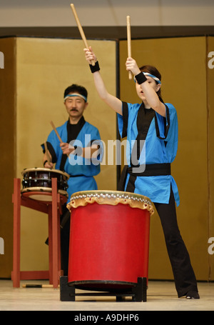 Enfants jouant tambours japonais à Vancouver, Canada Banque D'Images