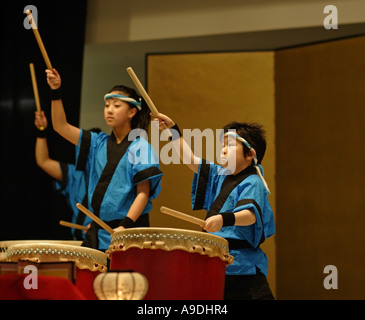 Enfants jouant tambours japonais à Vancouver, Canada Banque D'Images