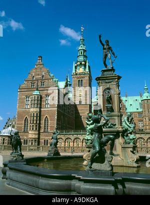 Fontaine et l'entrée principale (Frederiksborg Palace) près de Hillerød, Frederiksborg, Jutland-du-Nord (Nouvelle-Zélande), au Danemark. Banque D'Images