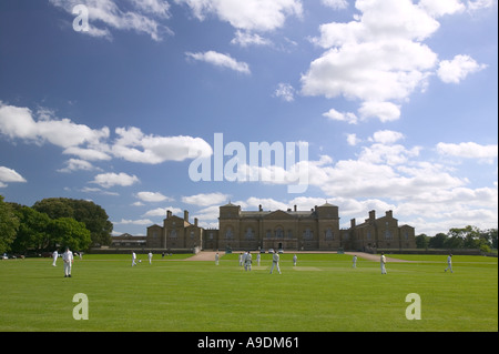 Match de cricket qui se déroule dans le parc de Holkham Hall North Norfolk Banque D'Images