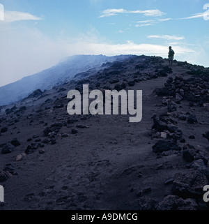 Guide local sur le bord du cratère de vivre fumeurs Mont Volcan Yasur sur l'île de Tanna au Vanuatu Groupe d'îles dans le Pacifique Sud Banque D'Images