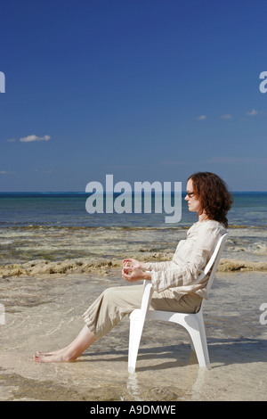 Femme méditant sur la plage Banque D'Images