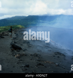 Guide local sur le bord du cratère de vivre fumeurs Mont Volcan Yasur sur l'île de Tanna au Vanuatu Groupe d'îles dans le Pacifique Sud Banque D'Images