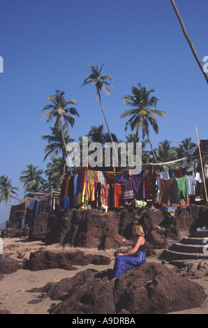 Plage d'Anjuna GOA avec marché aux puces derrière Banque D'Images