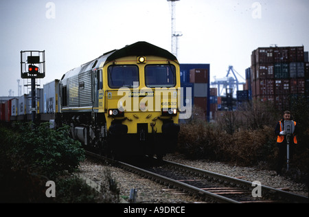 Train de fret de quitter le port de Felixstowe dans le Suffolk Banque D'Images