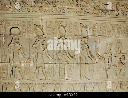 Hiroglyphics sur les murs du temple d'Hathor de Qena Egypte Bague romaine t52 Banque D'Images