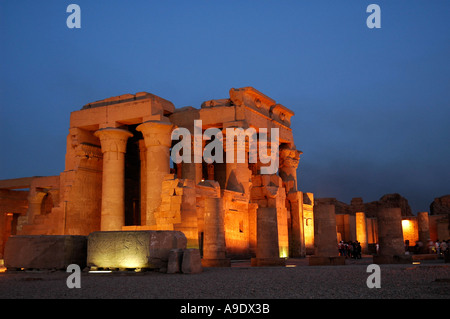 Kom Ombo Temple sur les rives du Nil dédiée à la dieu crocodile Sobek et Horus le dieu faucon courts de l'Égypte Banque D'Images