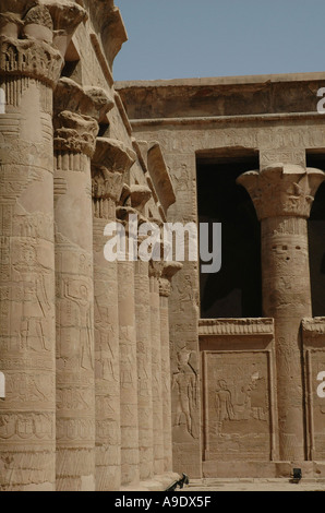 Colonnes dans le Temple d'Isis sur l'île de Philae Lac Nasser Egypte Assouan Banque D'Images