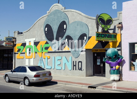 Un caractère exotiques gonflable accueille les visiteurs dans un magasin à Roswell au Nouveau Mexique La région est célèbre pour un prétendu crash Banque D'Images