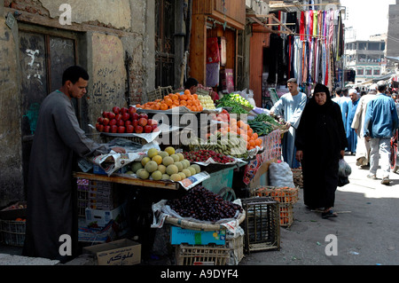 Luxor Egypte vendeur de rue, la vente de légumes Banque D'Images