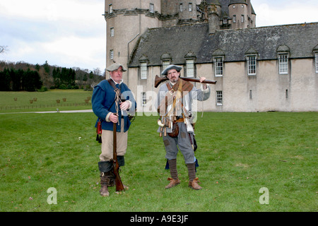 Deux membres masculins de la société Hogan-vexel holding vintage mousquet au re-enactment society rassemblement à Château Fraser Banque D'Images