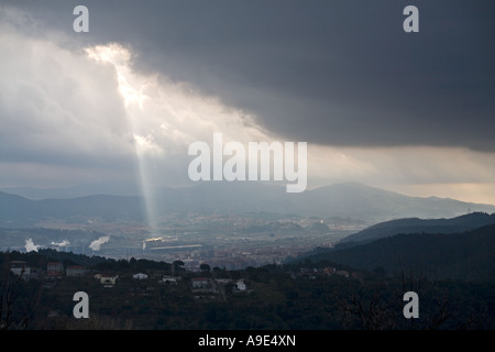 La lumière du soleil à travers les nuages Banque D'Images