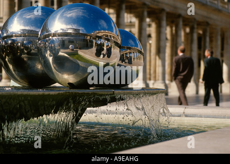 Paris France Fontaine de sphères brillantes par l'artiste belge Pol Bury dans la cour du Palais Royal Banque D'Images