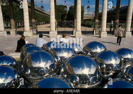 Paris France Fontaine de sphères brillantes par l'artiste belge Pol Bury dans la cour du Palais Royal Banque D'Images