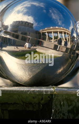 Paris France Fontaine de sphères brillantes par l'artiste belge Pol Bury dans la cour du Palais Royal Banque D'Images