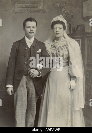 Cabinet photo de mariage de jeunes mariés vers 1895 Banque D'Images