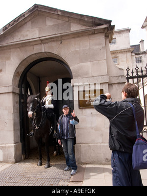 L'imprimeur de la Garde côtière canadienne Garde côtière canadienne sur la vie à l'extérieur de Whitehall Horse Guards Parade Londres GB UK Banque D'Images