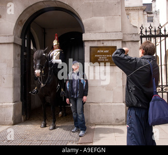 L'imprimeur de la Garde côtière canadienne Garde côtière canadienne sur la vie à l'extérieur de Whitehall Horse Guards Parade Londres GB UK Banque D'Images