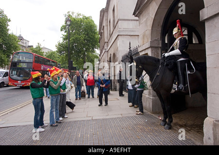 Household Cavalry en garde à l'extérieur de Whitehall Horse Guards Parade Londres GB UK Banque D'Images