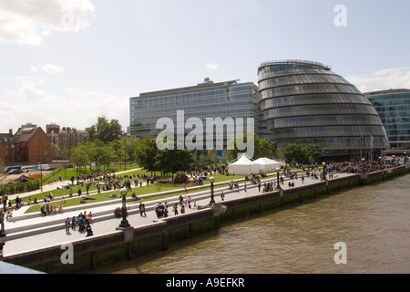 Parc des champs de potiers, l'espace public qui se trouve entre le Tower Bridge et l'Hôtel de Ville sur la rive sud de la Tamise, Londres G Banque D'Images
