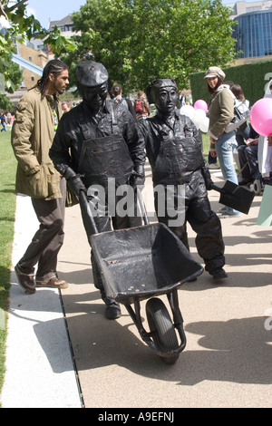 Mai 2007, Ouverture du Parc Champ de potiers Festival, à côté de l'Hôtel de Ville Southbank London GB UK Coal efigies hommes Banque D'Images