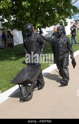 Mai 2007, Ouverture du Parc Champ de potiers Festival, à côté de l'Hôtel de Ville Southbank London GB UK Coal efigies Banque D'Images