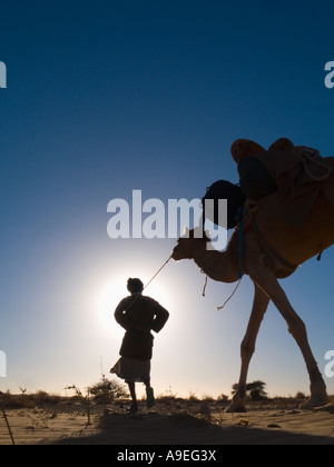 Trekking à travers le désert du Sahara en Mauritanie. Banque D'Images