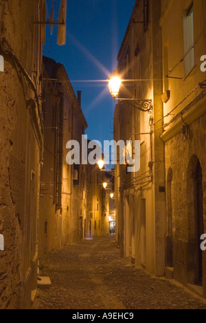 La nuit dans les rues étroites de la vieille ville d'Alghero Sardaigne Banque D'Images