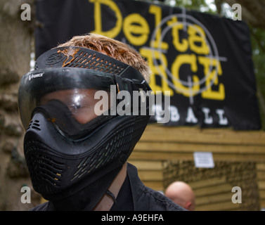 Teenage boy en masque de paintball Banque D'Images