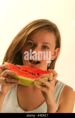 Jeune femme avec une tranche de melon d'eau melon d'eau saine alimentation jeune femme de fruits antioxydants etc. Banque D'Images