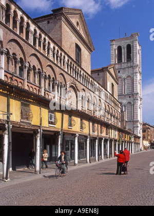 Ferrare, Emilie-Romagne, Italie. Piazza Trento Trieste. Place à arcades du côté sud de la cathédrale. Personnes à pied et cycliste Banque D'Images