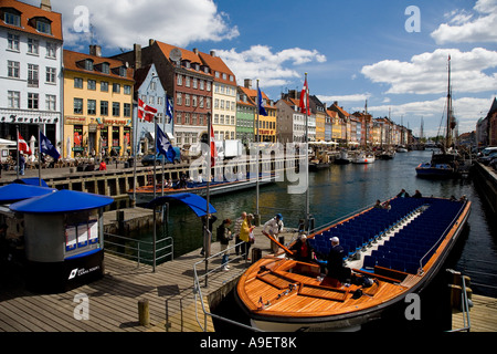 Excursion en bateau dans le canal de Nyhavn Copenhague Banque D'Images