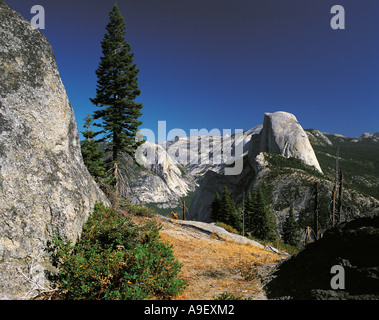 Demi Dôme vu dans un panorama du glacier de roche polie visages et les forêts de pins du parc national de la vallée de Yosemite en Californie USA Banque D'Images