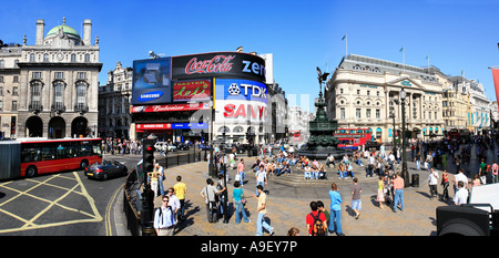 Piccadilly Circus Londres sur une belle journée d'été. Remarque Les nouveaux écrans plasma électronique Banque D'Images