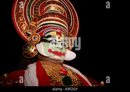 Artiste kathakali (Mattbaier) en costume complet au cours d'un show à Varkala, Kerala, Inde du Sud Banque D'Images