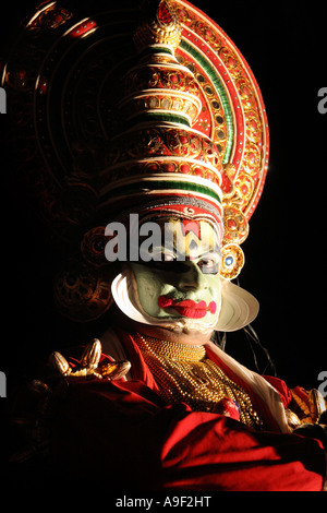 Artiste kathakali (Mattbaier) en costume complet au cours d'un show à Varkala, Kerala, Inde du Sud Banque D'Images