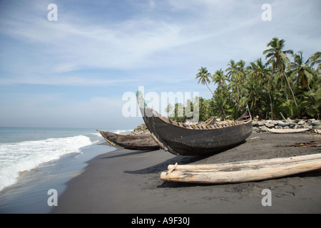 Rustique traditionnel en bois cousu bateaux de pêche sur la plage de Varkala, Kerala, Inde du Sud Banque D'Images