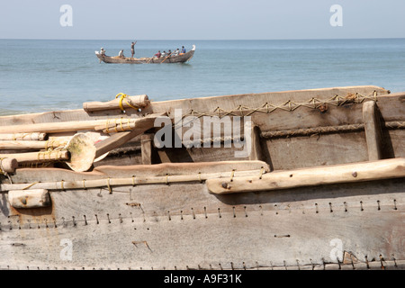 Ligne pêcheurs leur bateau de pêche traditionnel de la côte de la plage de Varkala, Kerala, Inde du Sud Banque D'Images
