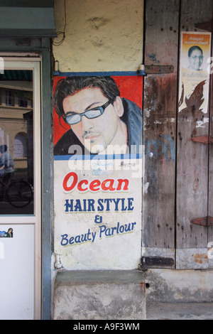Un salon de coiffure et salon de beauté shop annonce ses services à fort Kochi (Cochin), Kerala, Inde du Sud Banque D'Images