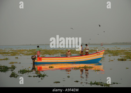 Quitter le marché pêcheur d'aller à la pêche en Kochi (Cochin), Kerala, Inde du Sud Banque D'Images