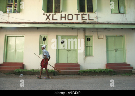 Un nettoyeur de rue à l'extérieur de l'Hôtel 'XL' à fort Kochi (Cochin), Kerala, Inde du Sud Banque D'Images