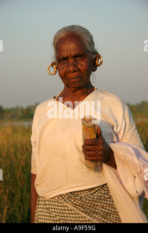 Vieille Femme pose pour son portrait d'être pris dans un bras mort village près de Kochi (Cochin), Kerala, Inde du Sud Banque D'Images