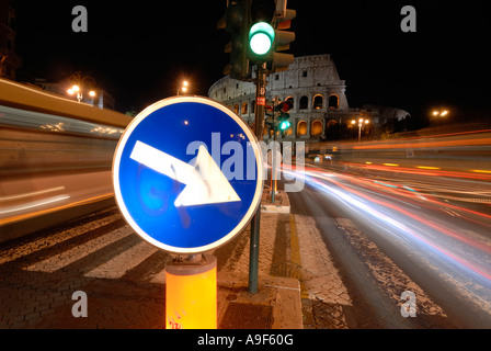 Italie Rome le Colisée depuis le trafic se précipite sur la via dei Fori Imperiali Banque D'Images