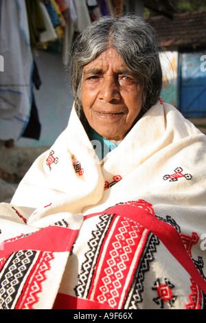 Femme âgée de la tribu Toda au-dessus du Jardin Botanique à Ootacamund Ooty), (Tamil Nadu, Inde Banque D'Images