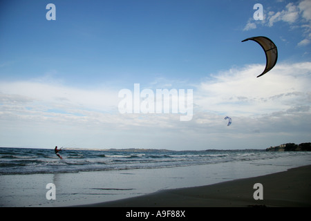 Le kitesurf à Kranjska Gora, au nord d'Auckland dans l'Île du Nord, Nouvelle-Zélande Banque D'Images