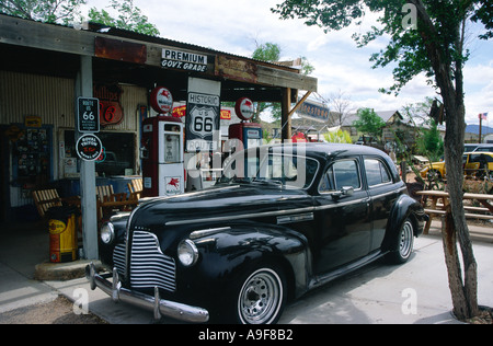 Micocoulier, magasin général et station d'essence sur la route 66 Arizona USA vieille Dodge Dodge voiture 8 Banque D'Images