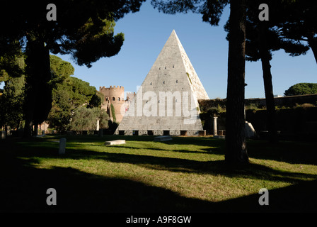 Italie Rome Termini di Ponte Cestio Le white memorial pyramide de Caius Cestius situé dans le mur d'Aurélien Banque D'Images