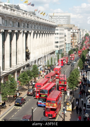 Grand magasin Selfridges Oxford Street et d'autres types de trafic bus shoppers Banque D'Images