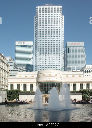 Docklands Canary Wharf Tower flanquée par la banque HSBC siège et le bâtiment avec des fontaines de Citigroup Banque D'Images